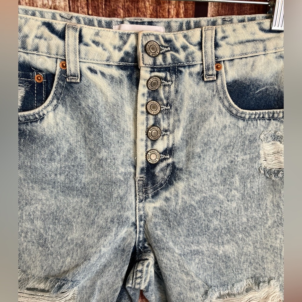 Vanilla Star | NWOT Women’s High Rise Acid Wash Distressed Jean Shorts - Picture 3 of 10